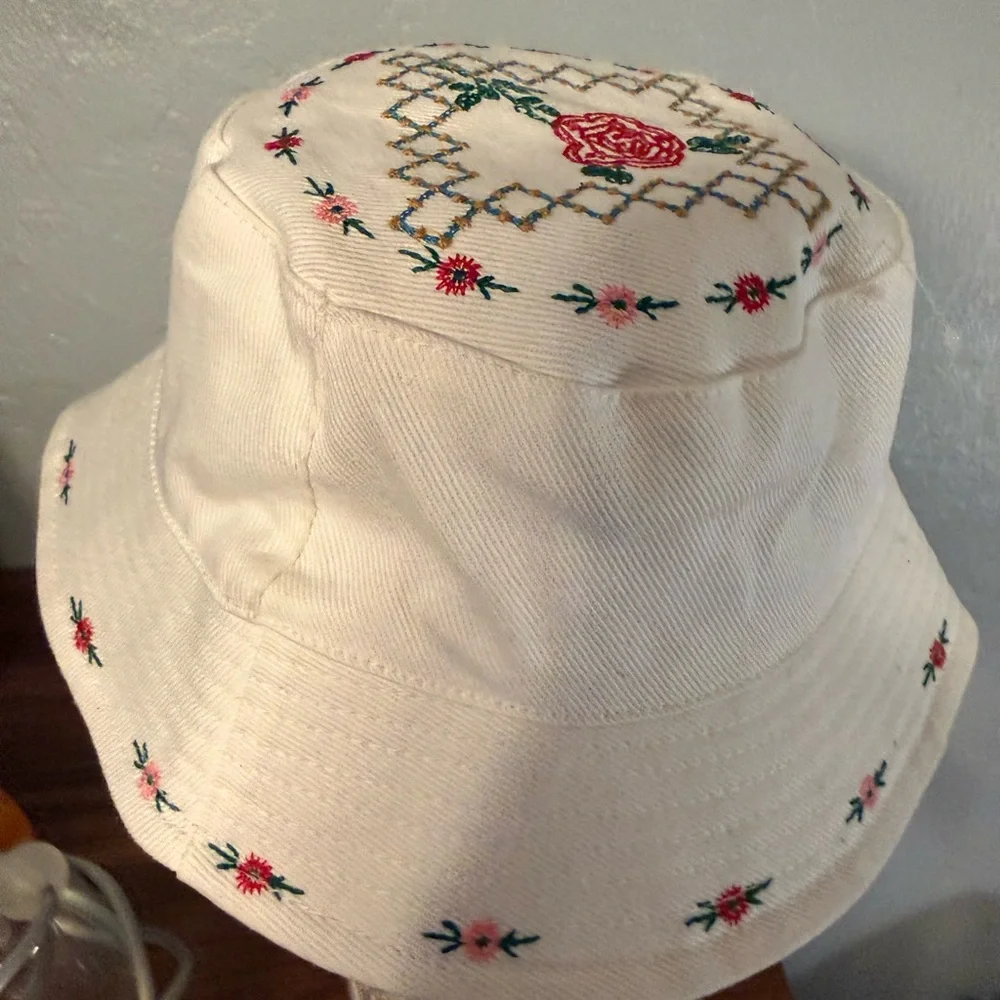 Urban Outfitters Rose Embroidered Bucket Hat - Picture 4 of 6